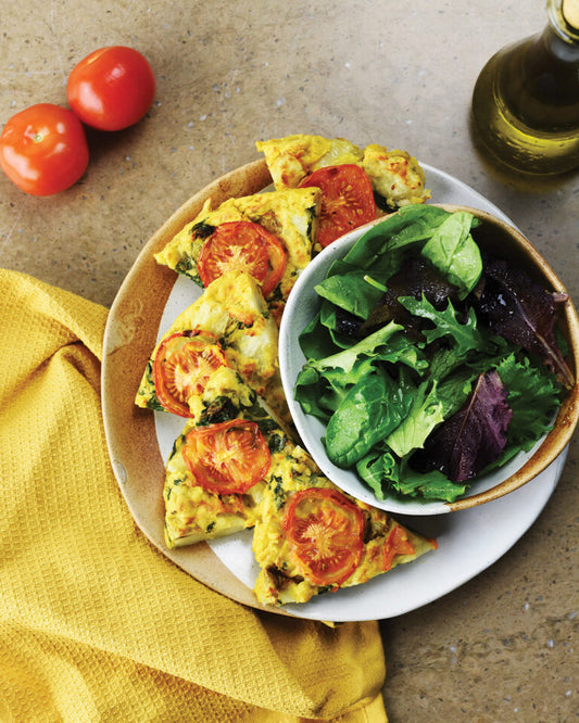 Tortilla vegana con patatas, espinacas y tomates